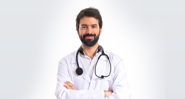 Médecin homme souriant
