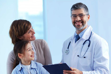 Médecins souriants avec un patient