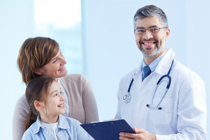 Médecins souriants avec un patient