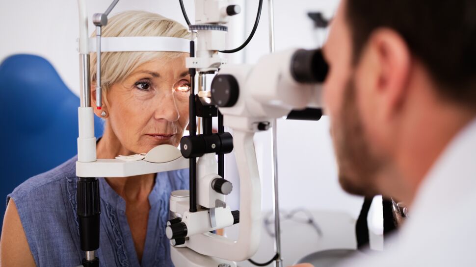 Ophtalmologiste examinant un patient